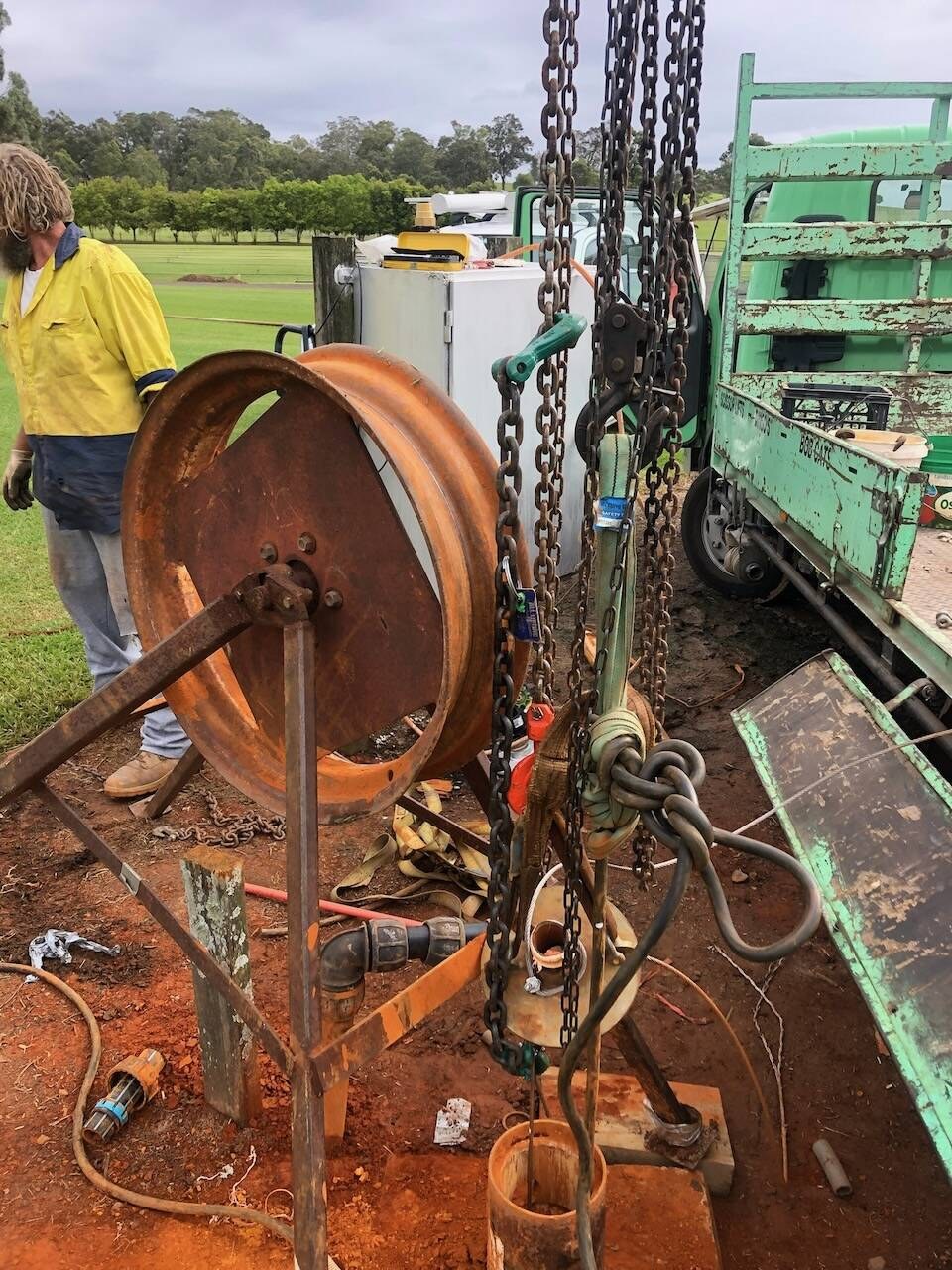 Pulling a bore pump column with a winch and chain block
