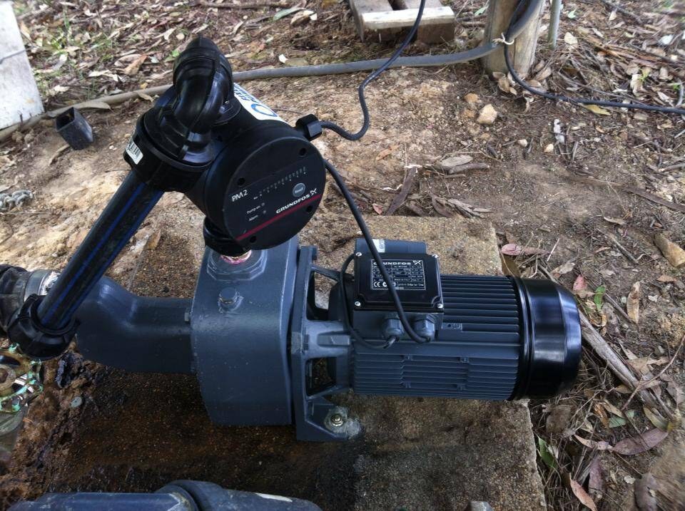 Pump and controller mounted on a stand